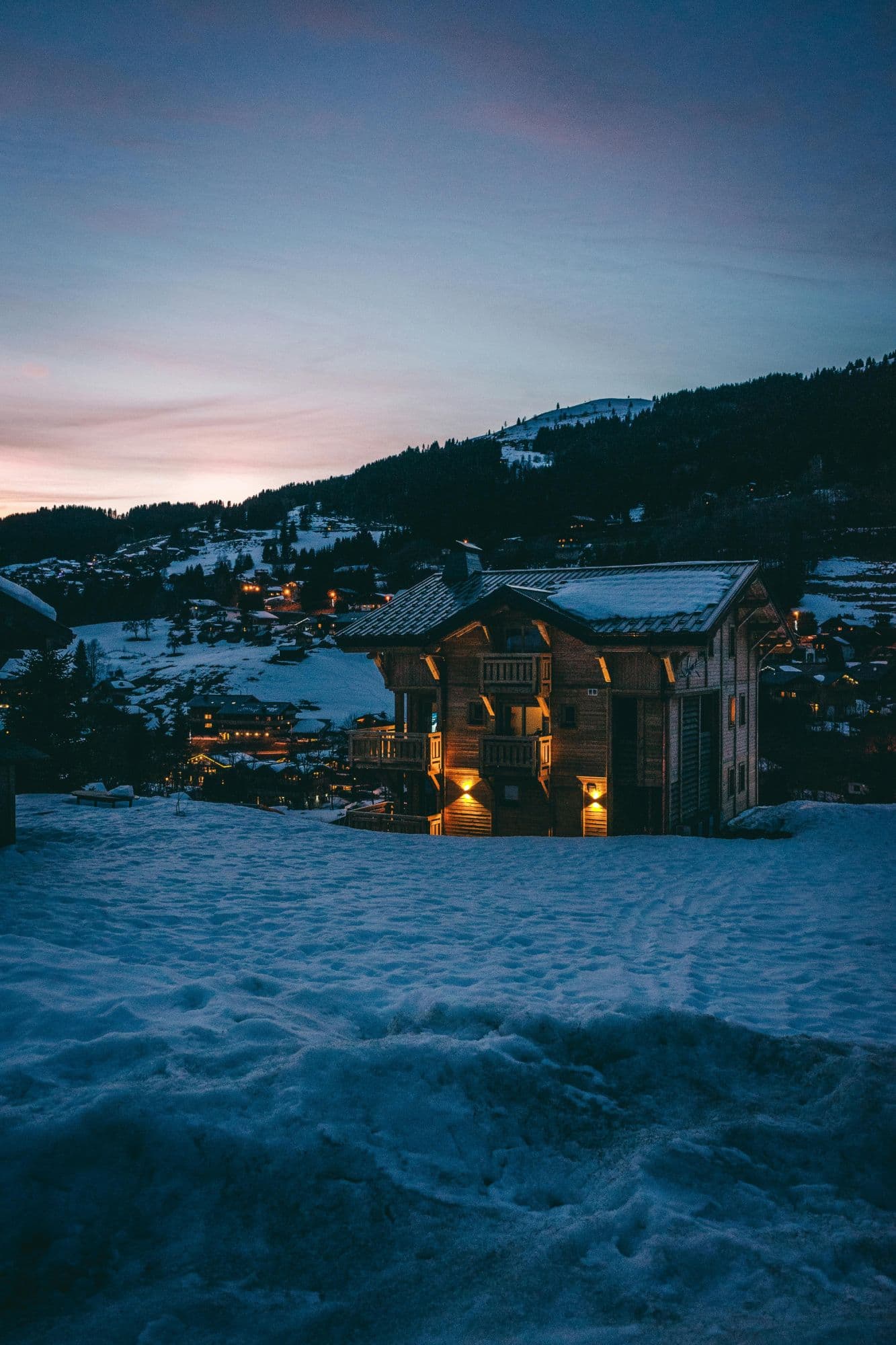 Chalet géré par AR&Co au crépuscule