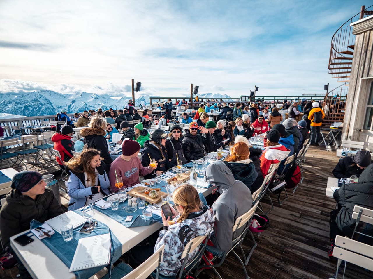 Terrasse de restaurant d'altitude à l'Alpe d'Huez