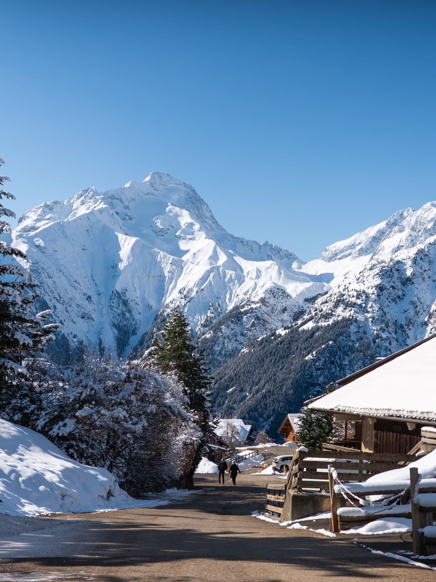 Sommet enneigé au-dessus du village des Deux Alpes