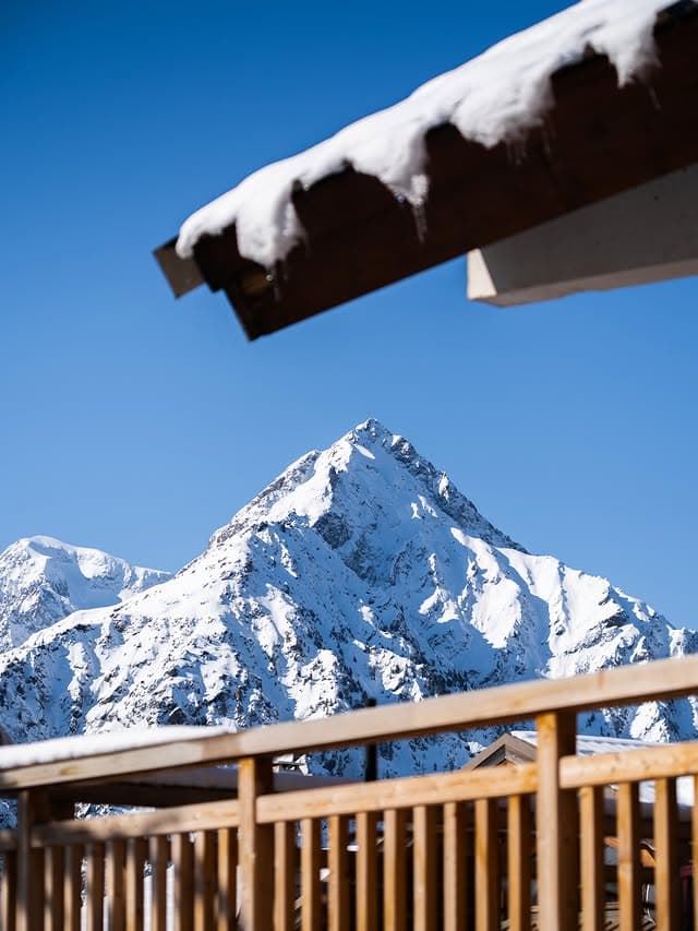 Sommet enneigé vu depuis un balcon aux Deux Alpes