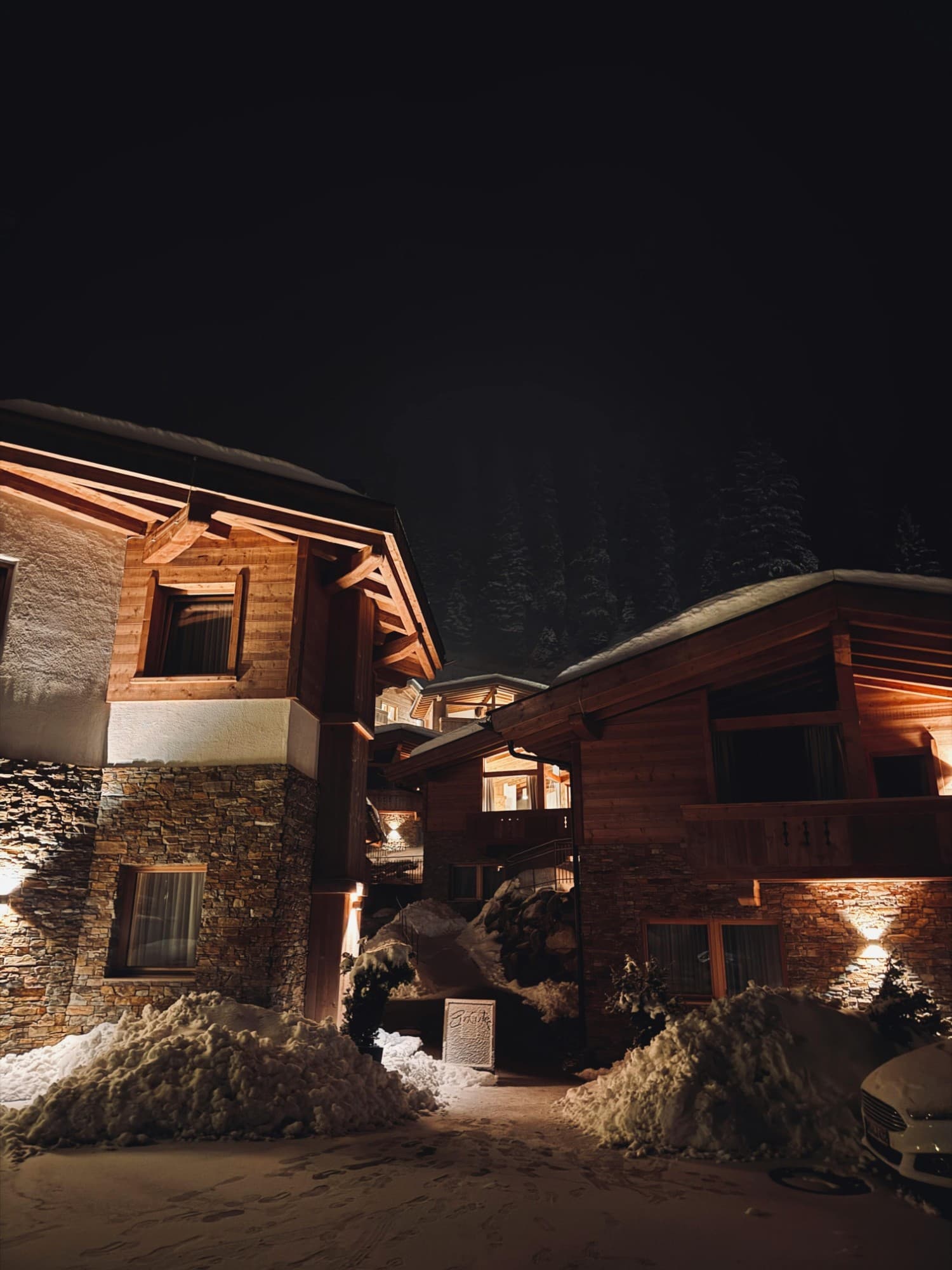 Chalets illuminés la nuit dans la neige